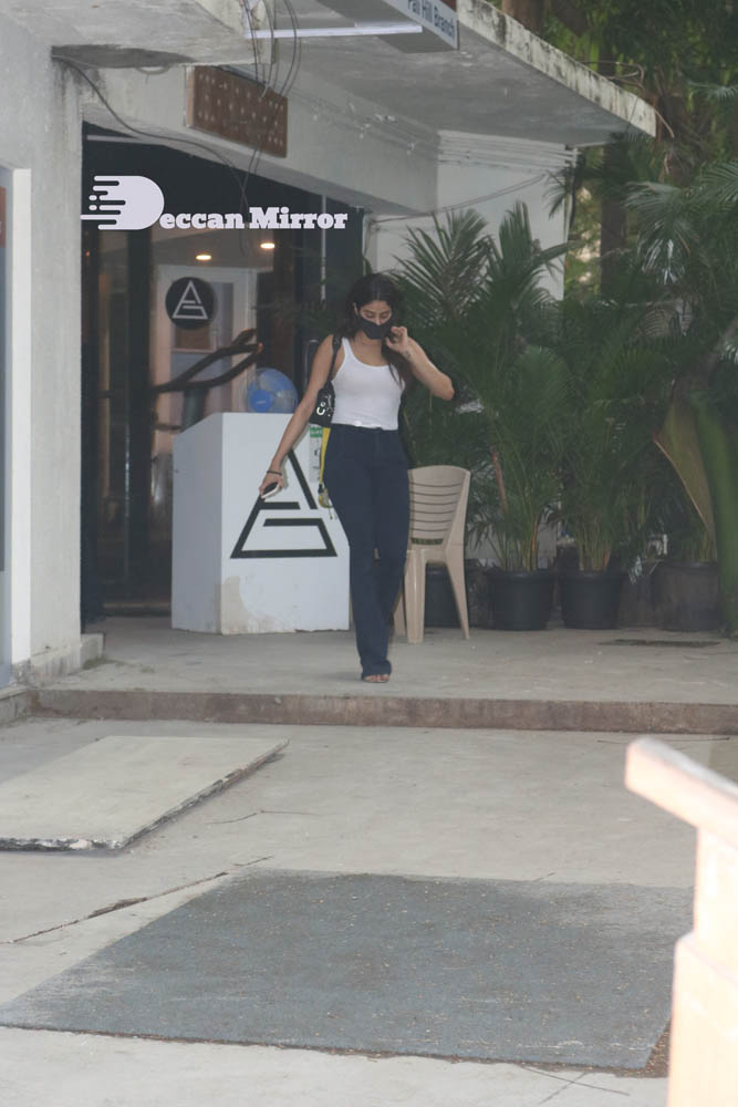 Janhvi-Kapoor-in-white-top-and-blue-jeans-seen-in-Bandra