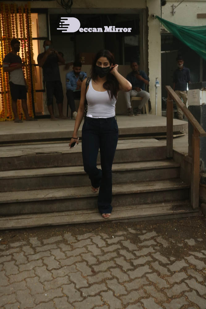 Janhvi-Kapoor-in-white-top-and-blue-jeans-seen-in-Bandra