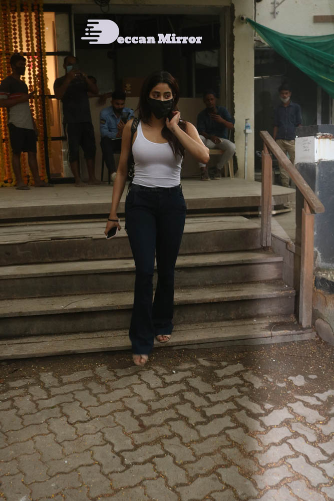 Janhvi-Kapoor-in-white-top-and-blue-jeans-seen-in-Bandra