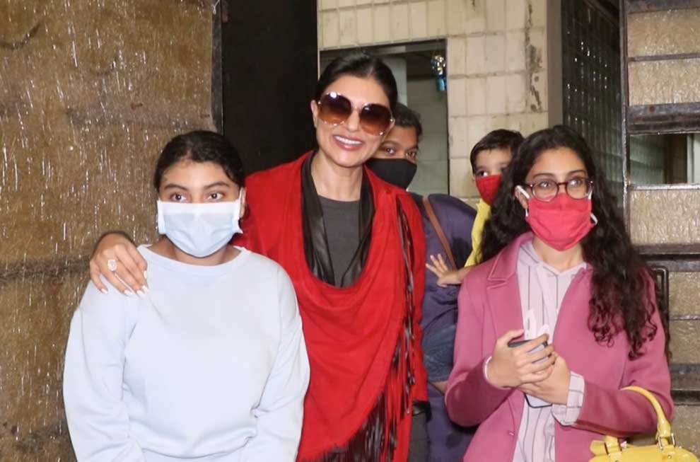 Sushmita Sen seen with her family » Deccan Mirror