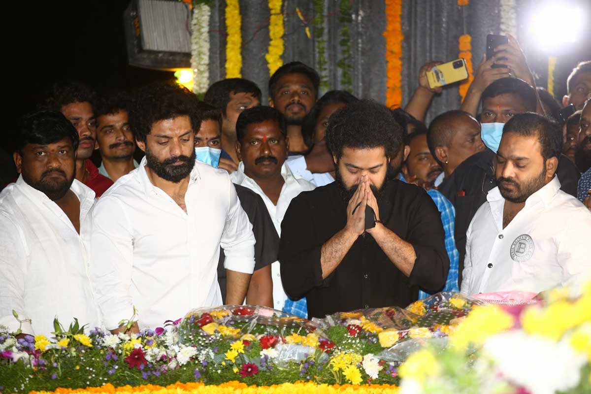 Jr. NTR and Kalyan Ram pay tribute to the legendary N.T. Rama Rao