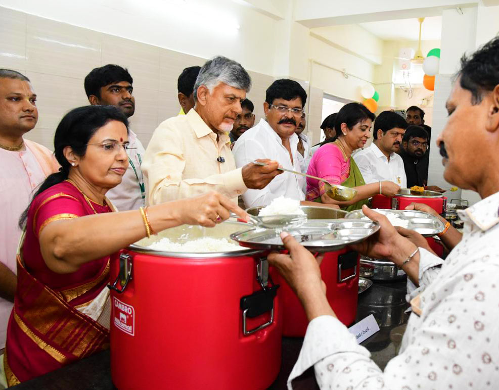 chandrababu-serves-food-at-anna-canteen