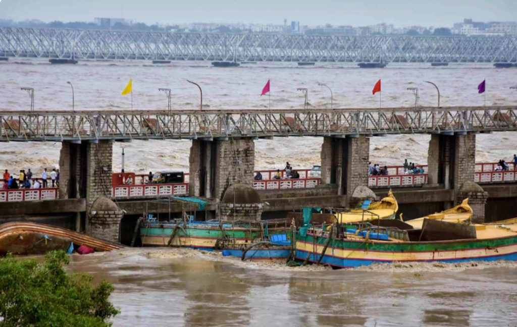 boats-hit-prakasam-barrage