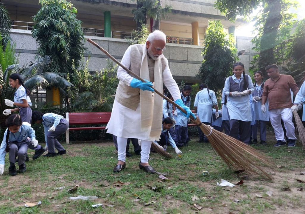 narendra-modi-cleaning-along-with-school-children